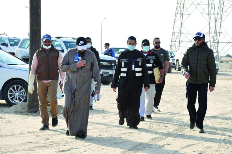 أعضاء فريق ضبطية «الكهرباء» خلال حملتهم على حيازات الهجن