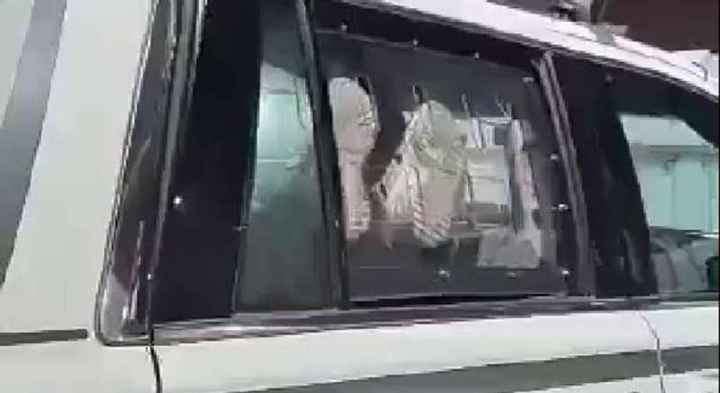 المتهمة أثناء تحطيمها لزجاج الدورية