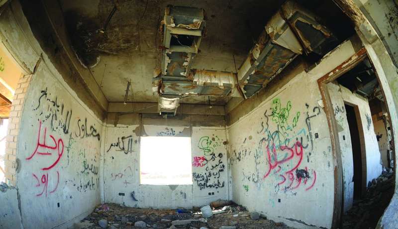 من داخل أحد مباني محطة وزن السالمي... خراب وذكريات 	( تصوير سعود سالم)