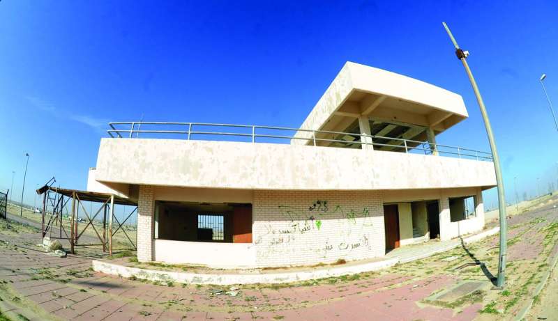 مبنى محطة وزن المطلاع نبت الزرع في أرضها من الإهمال