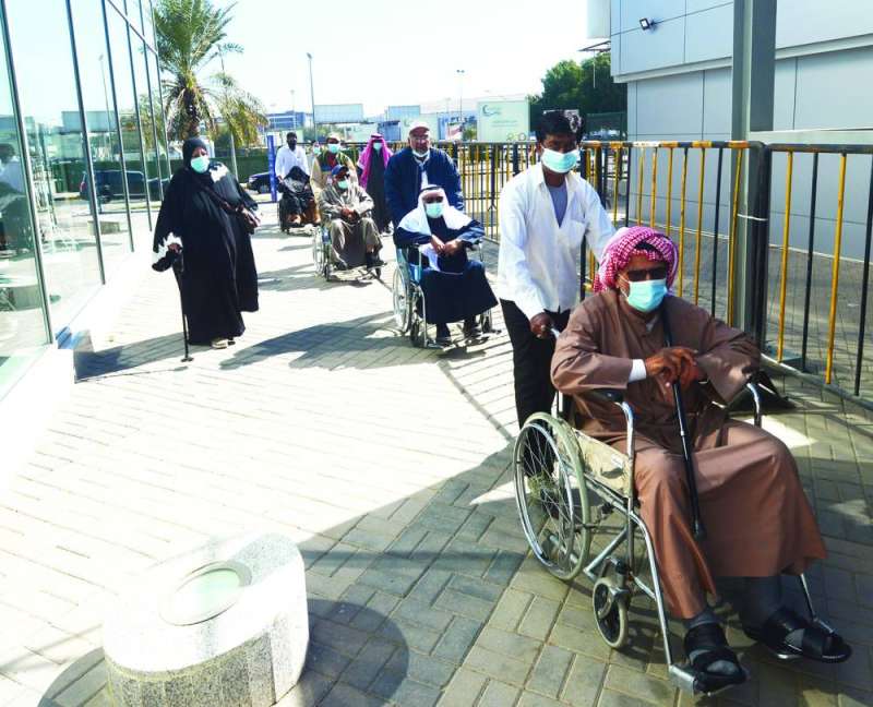 مواطنون في طريقهم لتلقي التطعيم في المركز أمس