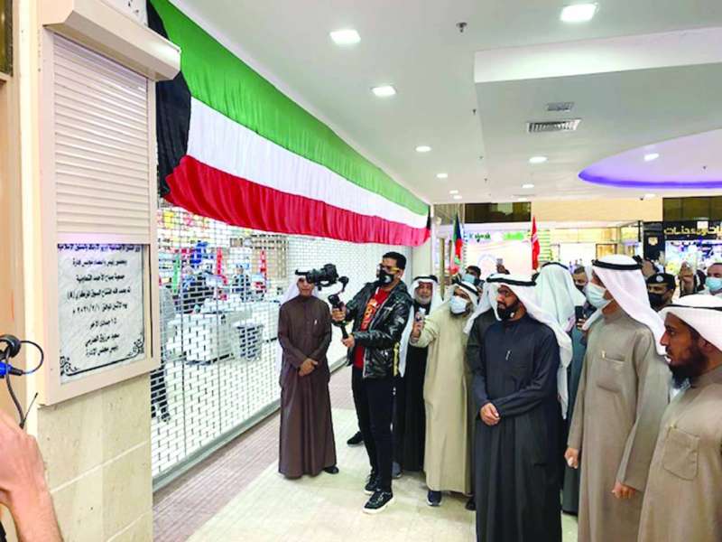 العازمي والرشيدي أمام اللوحة التذكارية لافتتاح السوق المركزي