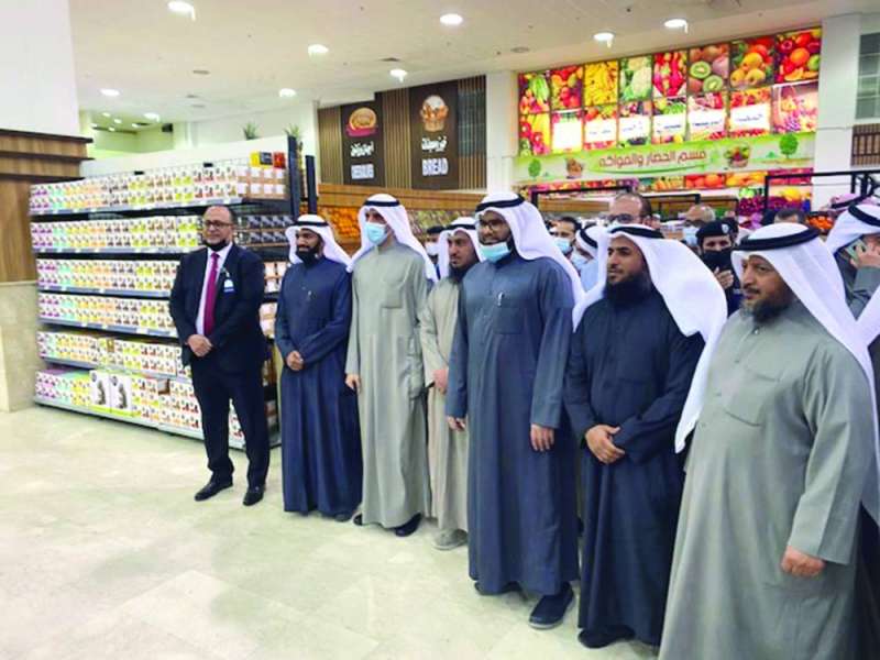 لقطة لأعضاء مجلس الإدارة مع الرشيدي في السوق المركزي