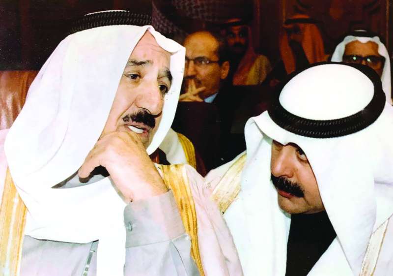 الأمير الراحل الشيخ صباح الأحمد في حديث جانبي مع الجارالله