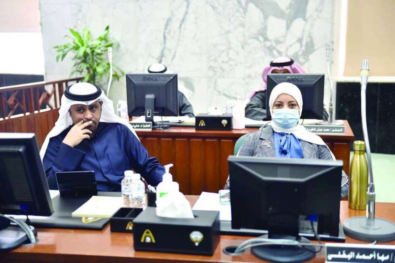 الحمضان والبغلي خلال الجلسة