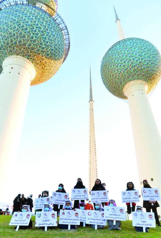 مشاركة الكبار والصغار في فعاليات الأسبوع الخليجي من أمام الأبراج 
