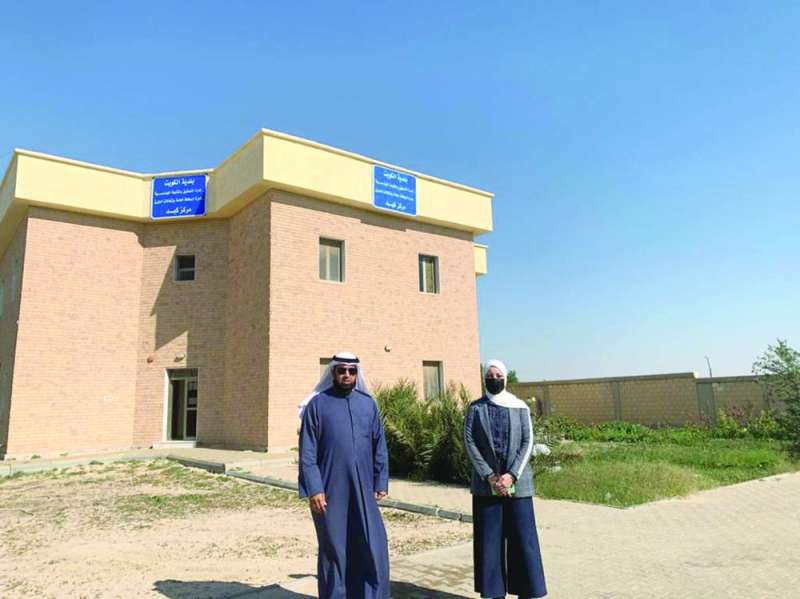 الرندي والبغلي خلال زيارتهما لأحد مراكز النظافة