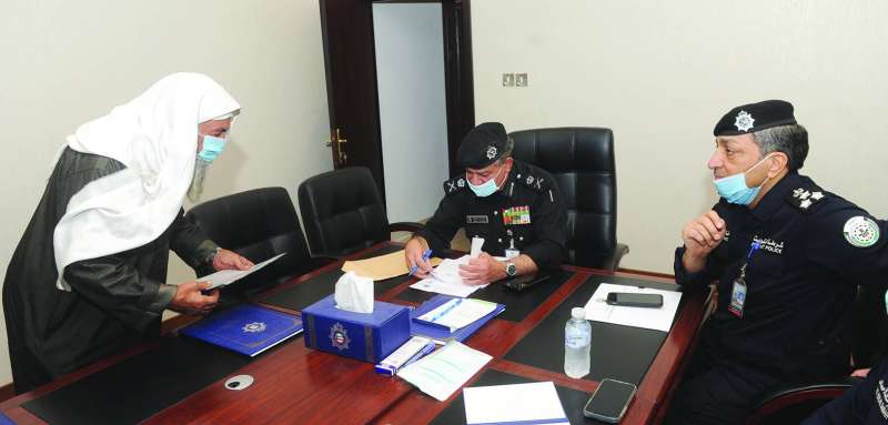 وكيل قطاع المرور يتفحص معاملة أحد المراجعين