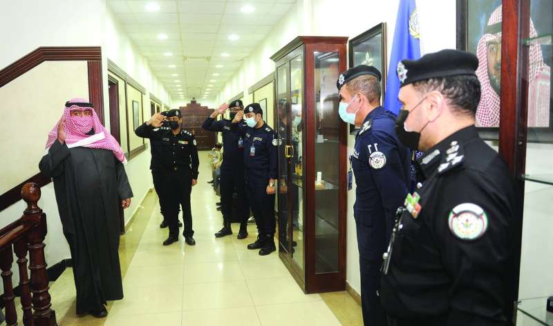 وزير الداخلية لدى تفقده قطاع المرور مساء أمس 	(تصوير سعود سالم)