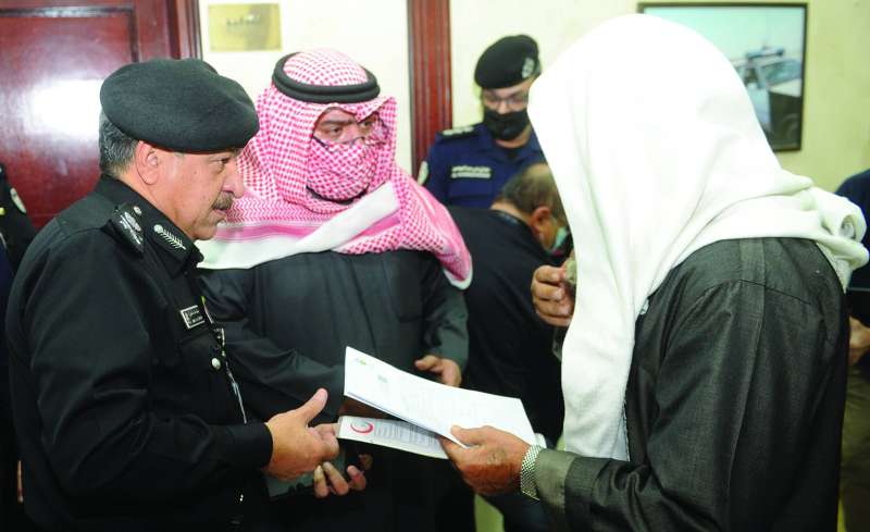 الوزير يستمع إلى أحد المواطنين