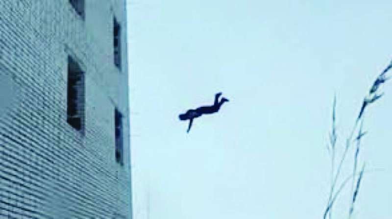 تحقيق في سقوط الوافد من «السابع»