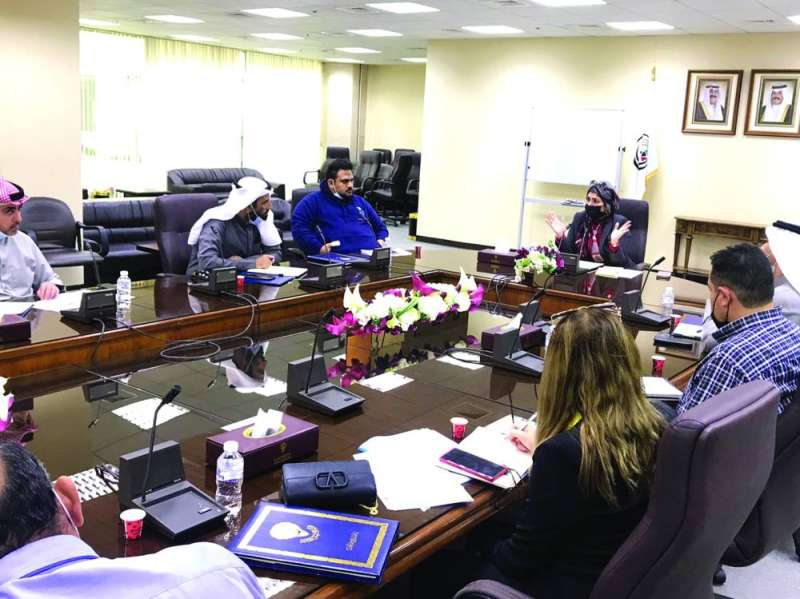 أشكناني تناقش نسب الإنجاز مع المشرفين على صيانة طريق الملك فهد