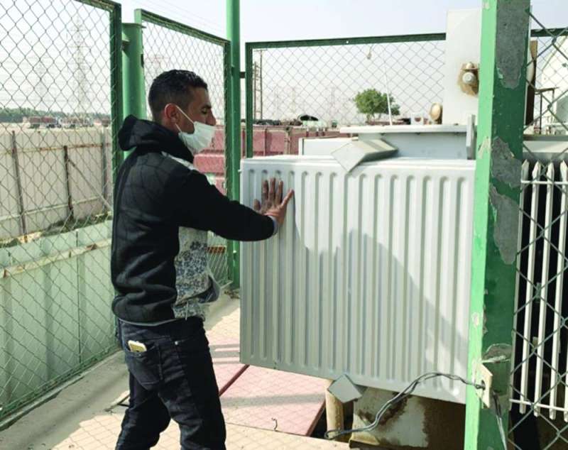 عامل يقوم بإجراء القطع 