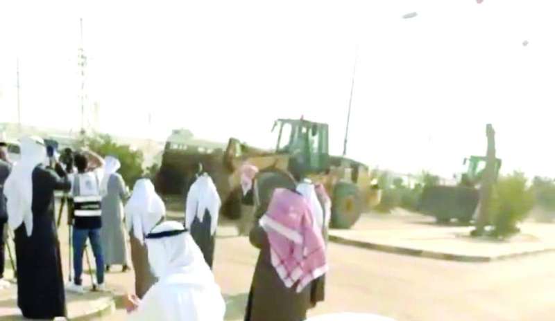 جانب من أعمال الإزالة أمس