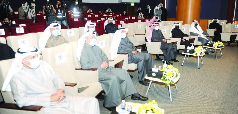 الياسين والعسعوسي في مقدمة الحضور خلال الاستماع لشرح حول تدشين المشروع 	(تصوير سعود سالم)