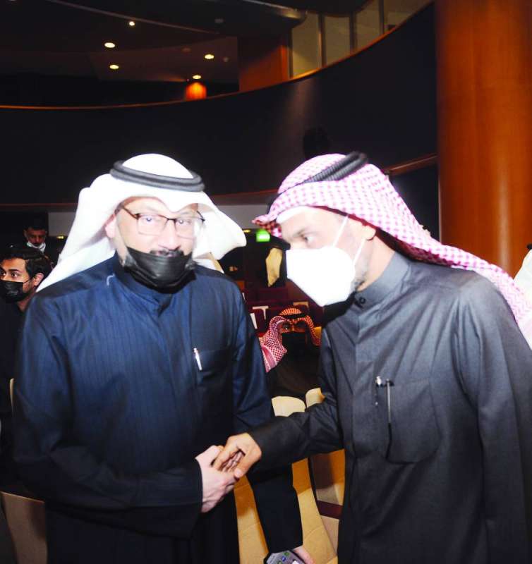 الوزير الياسين متحدثاً للزميل ناصر الفرحان