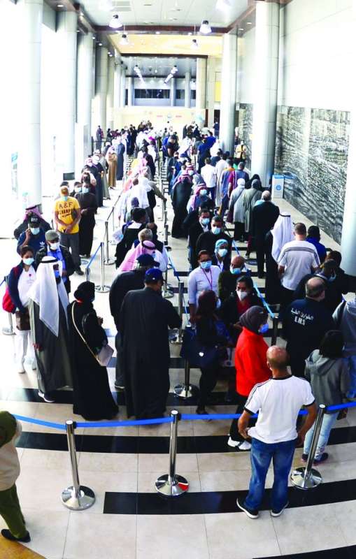 إقبال كثيف على تلقي اللقاح في مركز التطعيم بأرض المعارض أمس	 (تصوير أسعد عبدالله)