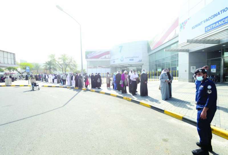 طابور أمام مركز التطعيم