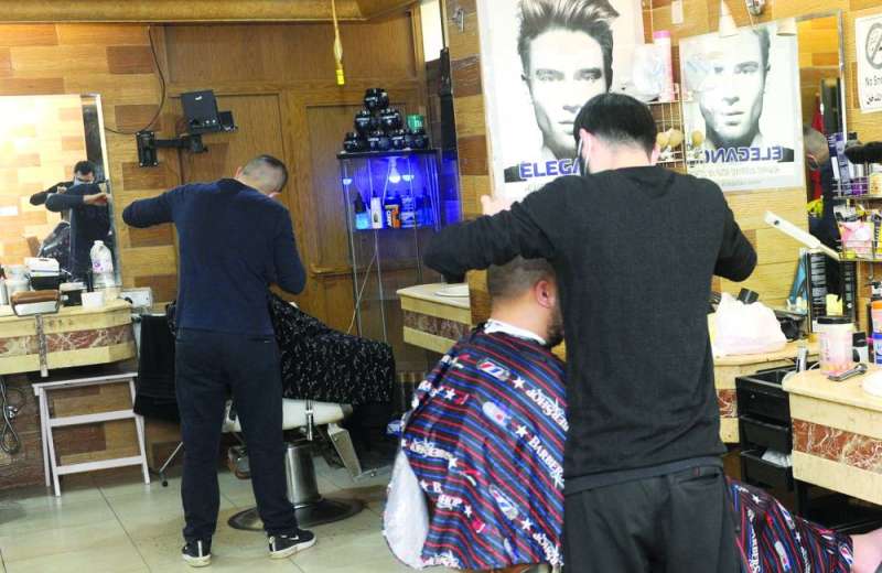 العمل مستمر في صالونات الحلاقة قبل تطبيق القرار الأحد المقبل	(تصوير سعود سالم )