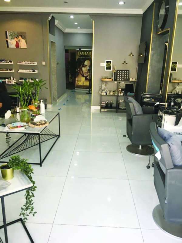 أحد الصالونات خالٍ من الزبائن