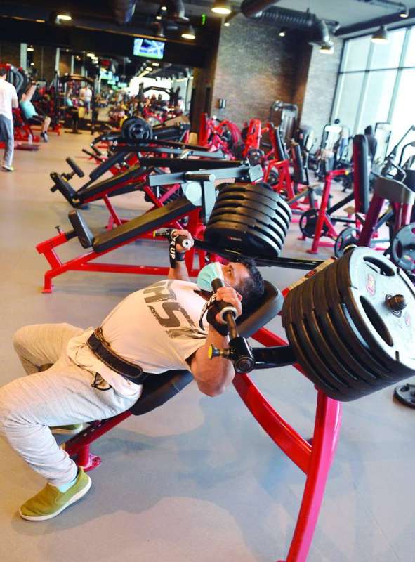 أعداد قليلة من مرتادي الأندية الصحية وفق الاشتراطات الصحية