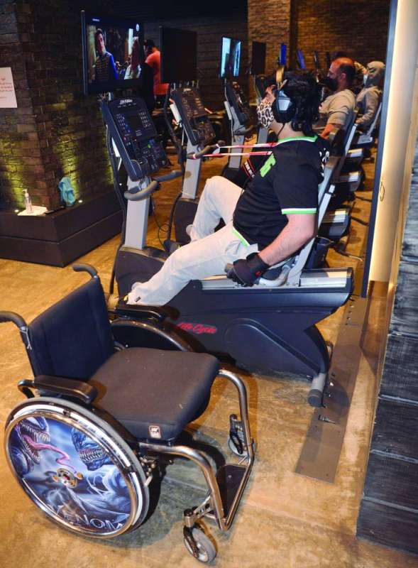 أحد المصابين يمارس التمارين العلاجية