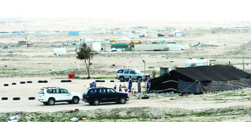 انتشار المخيمات المخالفة في البر 	(تصوير أسعد عبدالله)