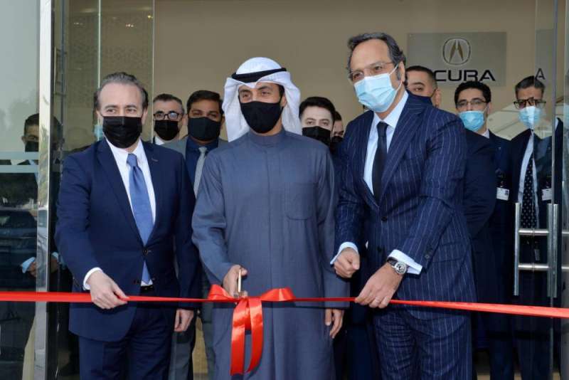 الملا وفليحان يقصان شريط الافتتاح