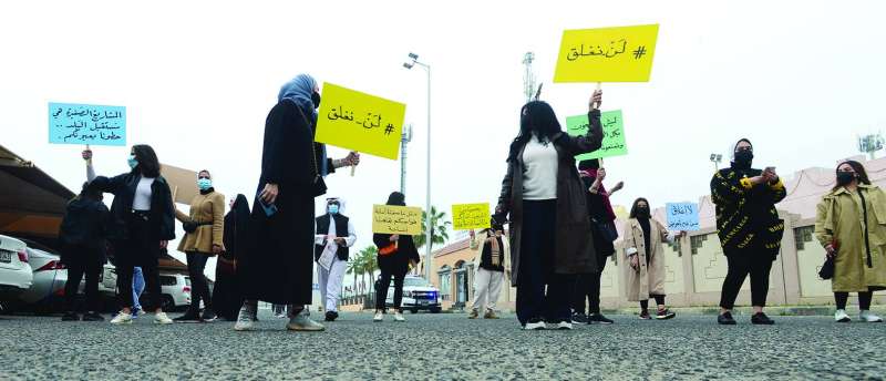 تجمع المتضررين من قرار الإيقاف مع مراعاة التباعد الاجتماعي