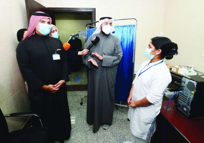 وزير الصحة متحدثاً إلى ممرضة في مركز المسايل