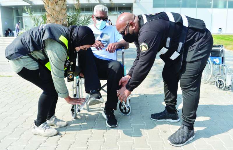 مساعدة أحد المسنين في مركز أرض المعارض