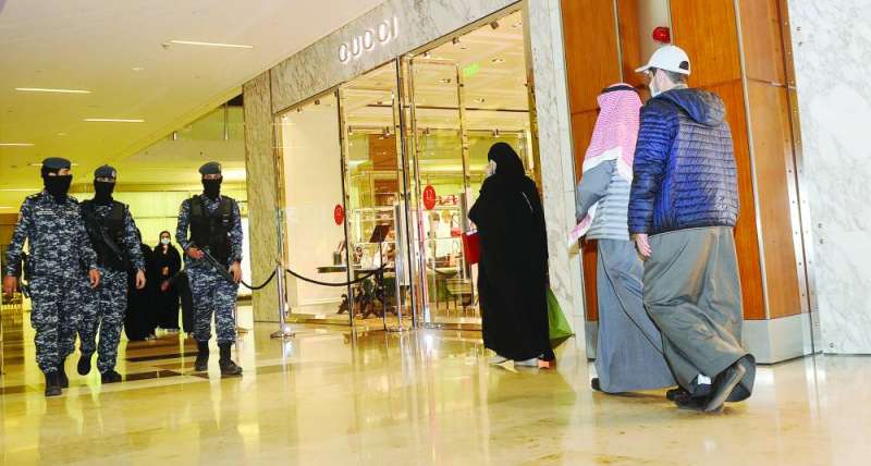 مواكبة أمنية لقرارات إغلاق الأنشطة وتطبيق الاشتراطات الصحية	 (تصوير سعود سالم)