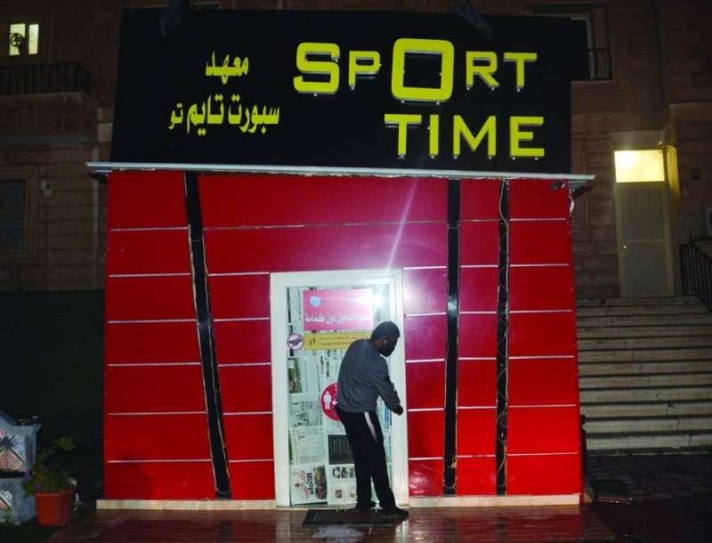إغلاق أحد الأندية اللصحية مع حلول منتصف ليل السبت - الأحد	(تصوير نايف العقلة)