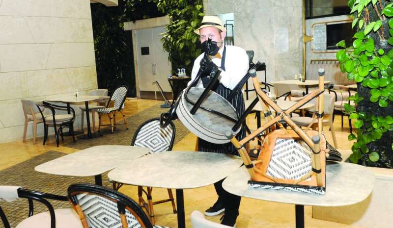 إغلاق صالات المطاعم الساعة الثامنة مساء الأحد	 (تصوير سعود سالم)