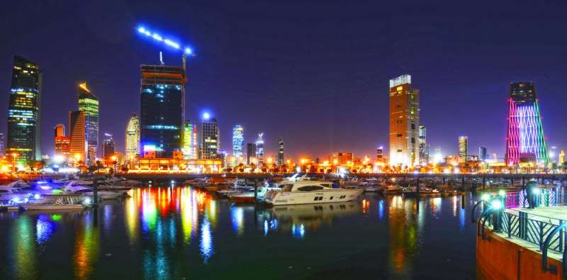 ألوان ساحرة بانعكاس أضواء الأعلام على مياه شاطئ الخليج 	(تصوير أسعد عبدالله)