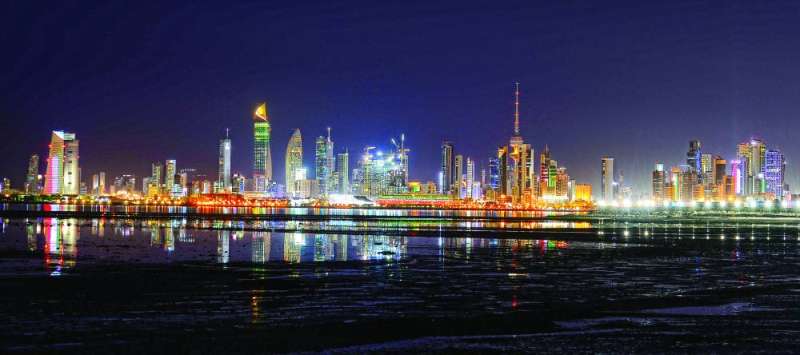 شاطىء الخليج يتلألأ بأضواء العلم 