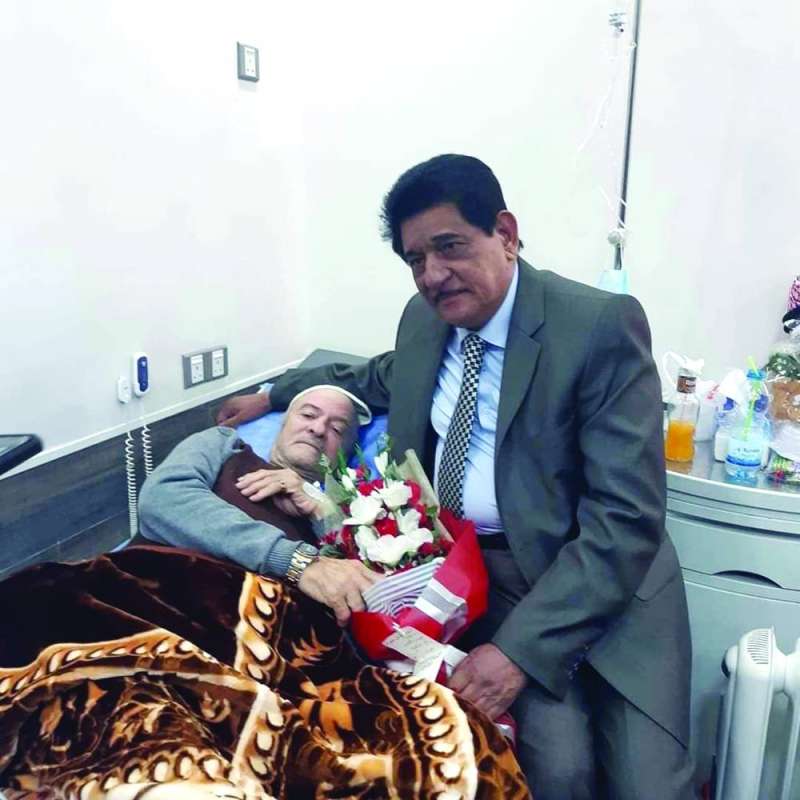 حميد منصور مع ياس خضر في المستشفى