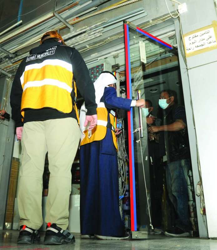 المويزري يُتابع ميدانياً إغلاق المحال