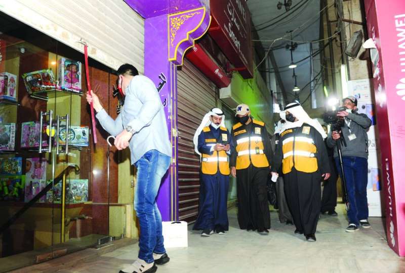 التزام من المحال بوقت الإغلاق (تصوير سعود سالم)