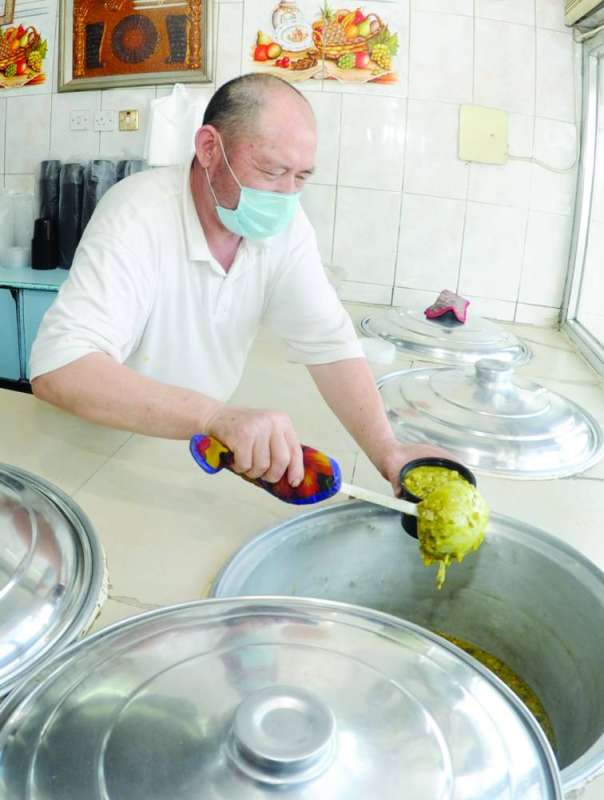 طهي البقوليات يحتاج إلى حرفية عالية	 (تصوير سعود سالم)