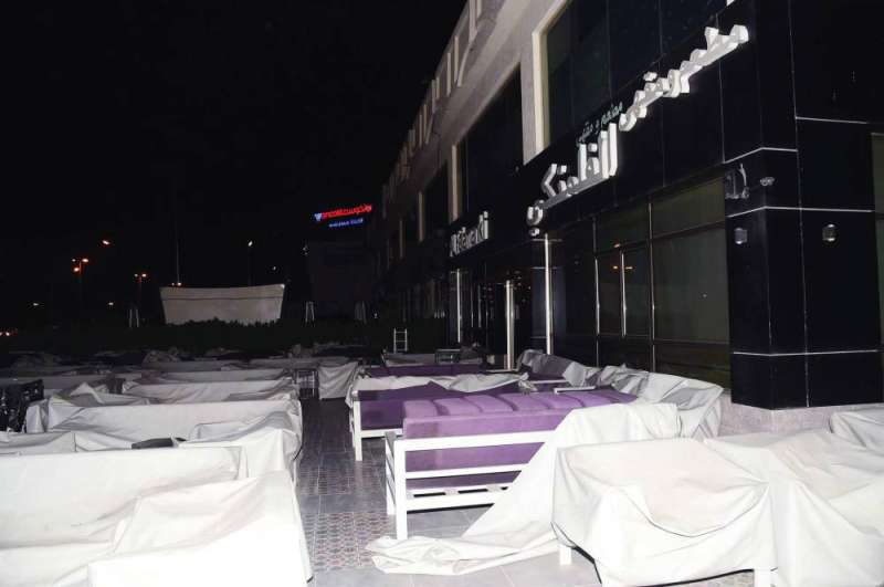 إغلاق تام للمقاهي والمطاعم في الثامنة مساء