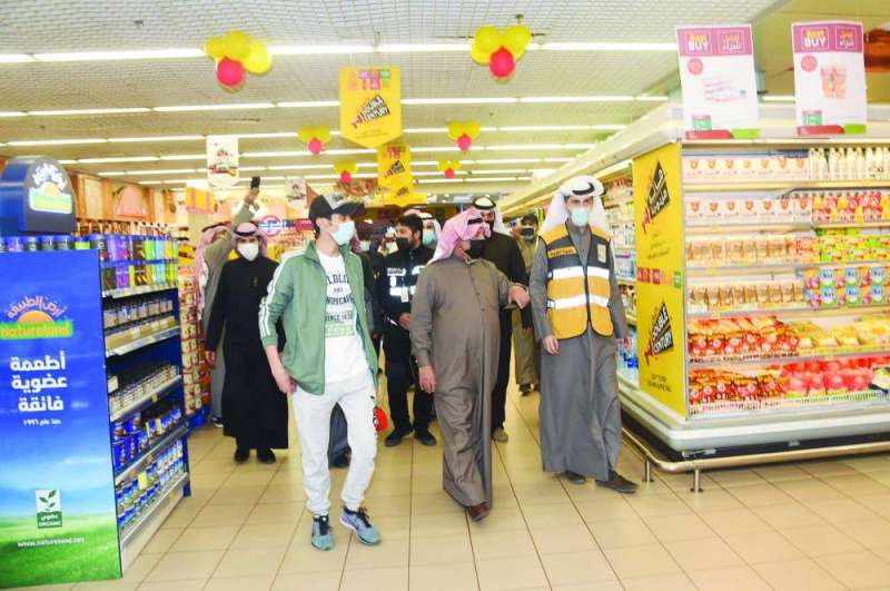 جولة في أحد أسواق مبارك الكبير