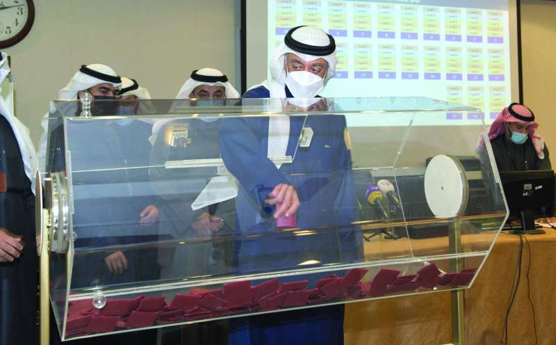 معرفي مدشناً قرعة توزيع الشقق	 (تصوير نايف العقلة)