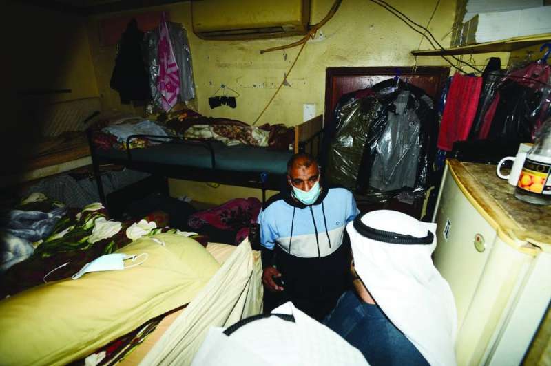 فريق البلدية يضبط محلاً تجارياً تحوّل إلى سكن	(تصوير أسعد عبدالله)