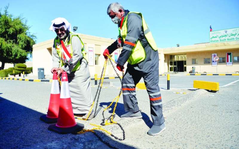 متطوّعان يضعان علامات إرشادية للمراجعين في المركز	(تصوير نايف العقلة)