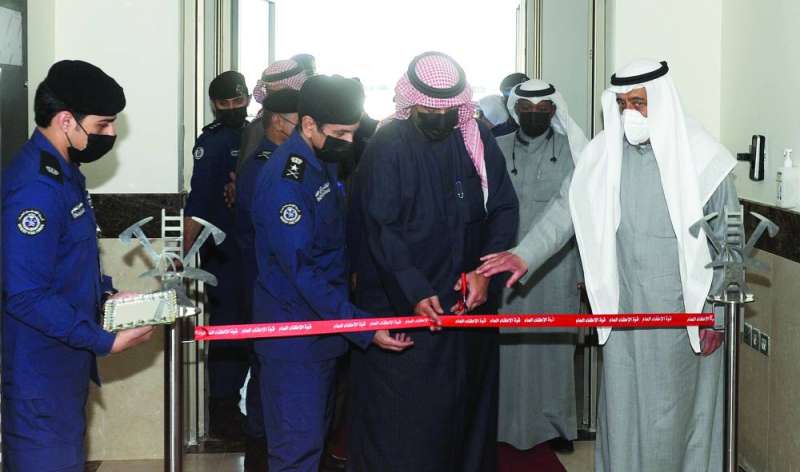 الوزير الصالح يقص شريط افتتاح مركز الخيران في «صباح الأحمد البحرية» 	 (تصوير سعود سالم)