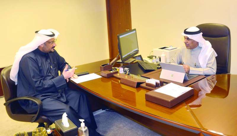 العتيبي متحدثاً للزميل ناصر الفرحان	(تصوير نايف العقلة)