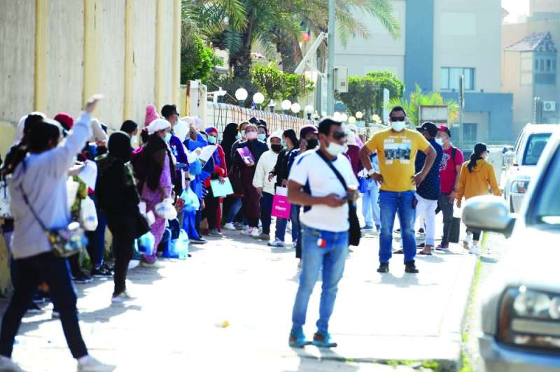 تجمّع أبناء الجالية الفيلبينية أمس أمام النادي	(تصوير أسعد عبدالله)