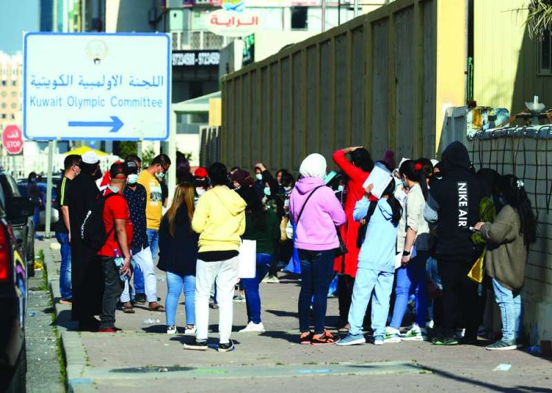 أعداد كبيرة في طابور الانتظار