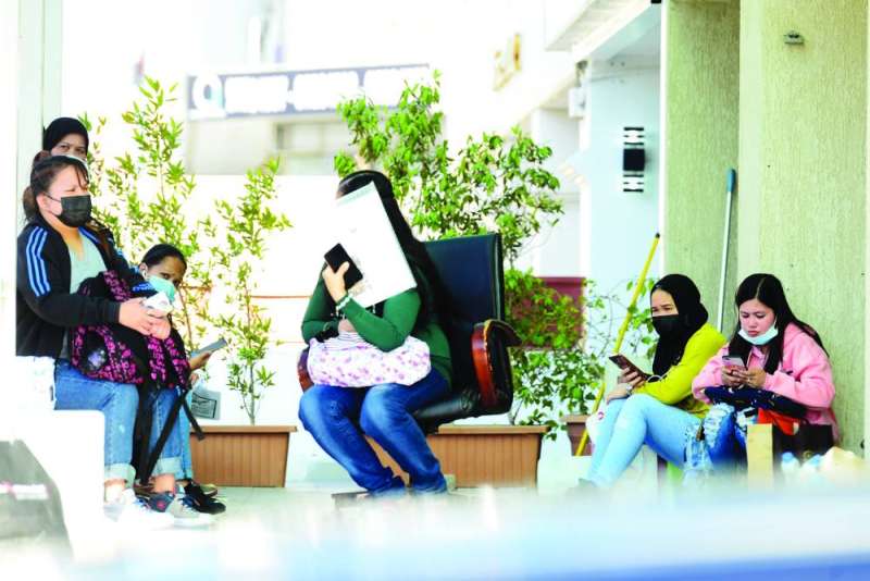 ينتظرن دورهن لإنجاز تجديد جوازات سفرهن